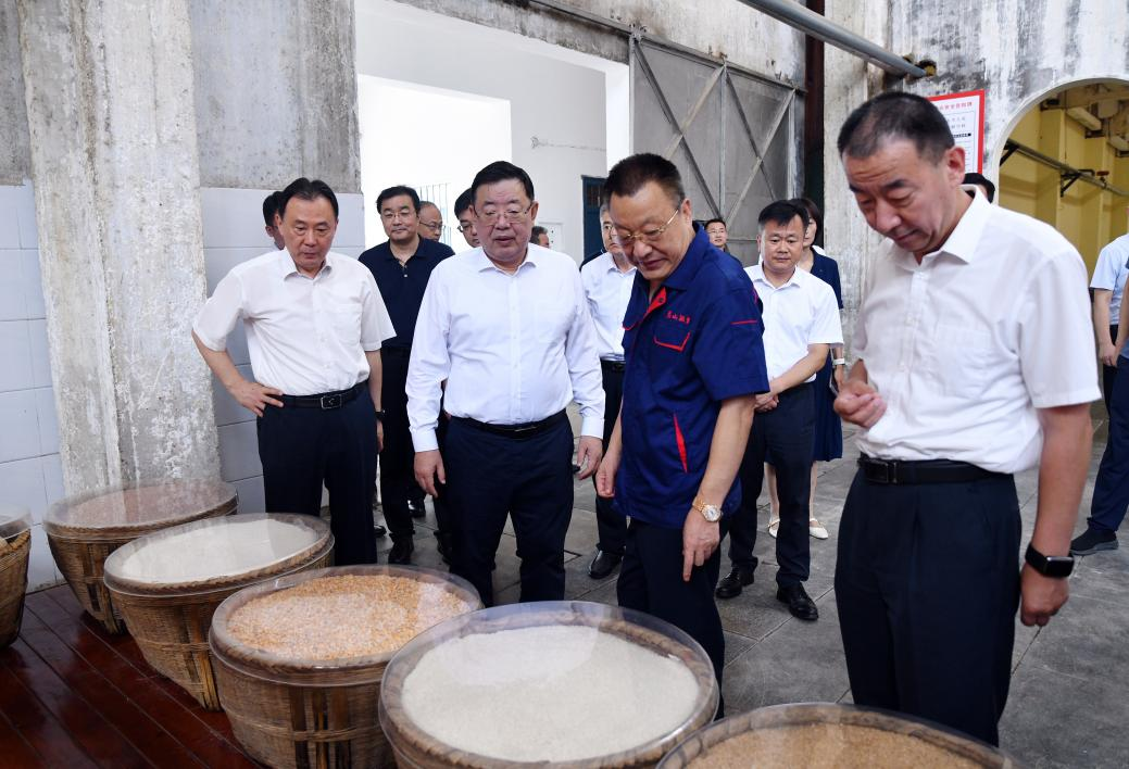 市委书记杨洪涛深入开元游戏大厅app酒业调研： 政企同心，，，，共促消耗扩容提质_开元游戏大厅app|稳如开元游戏大厅app|五岳独尊|开元游戏大厅app特曲|酒神酒仙|金开元游戏大厅app|年份小窖