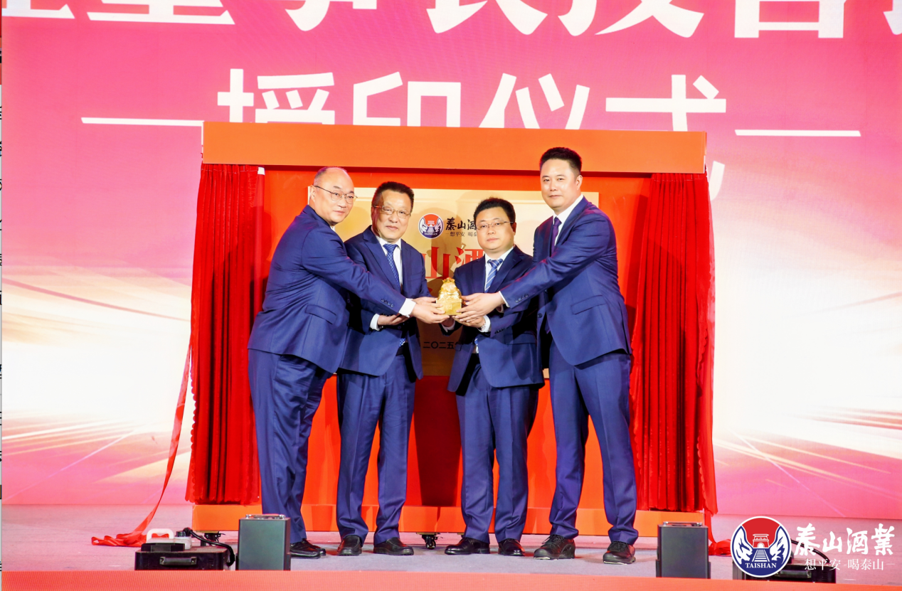 开元游戏大厅app酒业首签形象官尽展商务精英范 张默闻携张小峰启幕泰酒品牌高端化_开元游戏大厅app|稳如开元游戏大厅app|五岳独尊|开元游戏大厅app特曲|酒神酒仙|金开元游戏大厅app|年份小窖